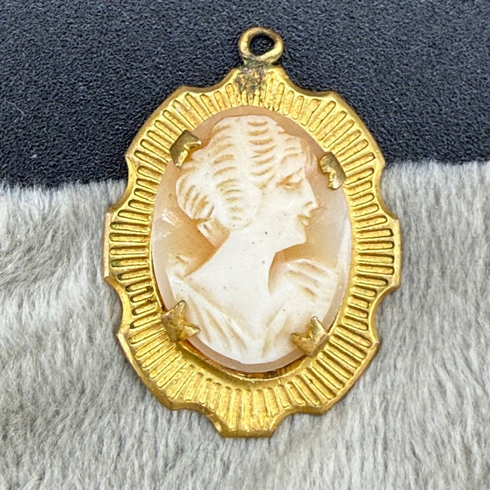 Vintage Cameo Pendant Gold Tone